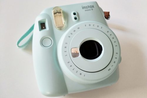 スイスのティーンにも根強い人気 インスタントカメラ チェキ Instax Mini スイス情報 Com