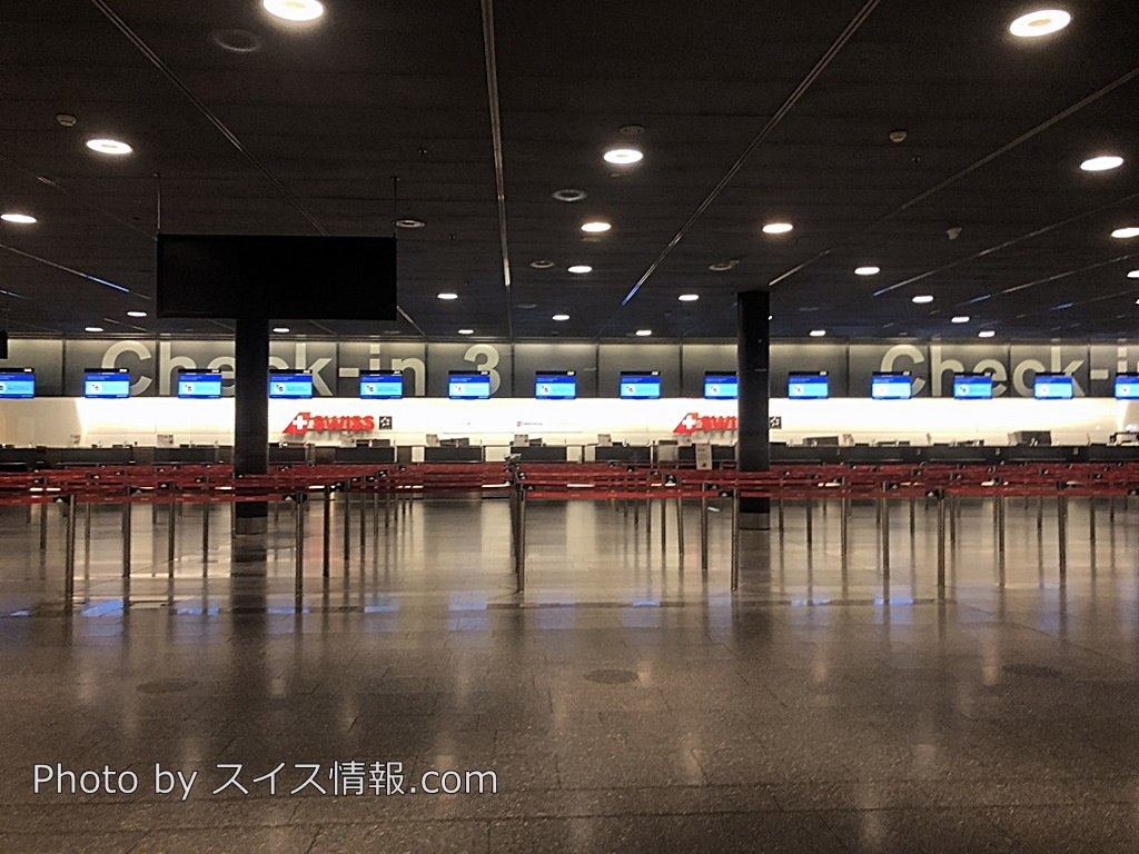 閑散とするチューリッヒ空港 スイスインターナショナルエアラインズチェックインカウンター